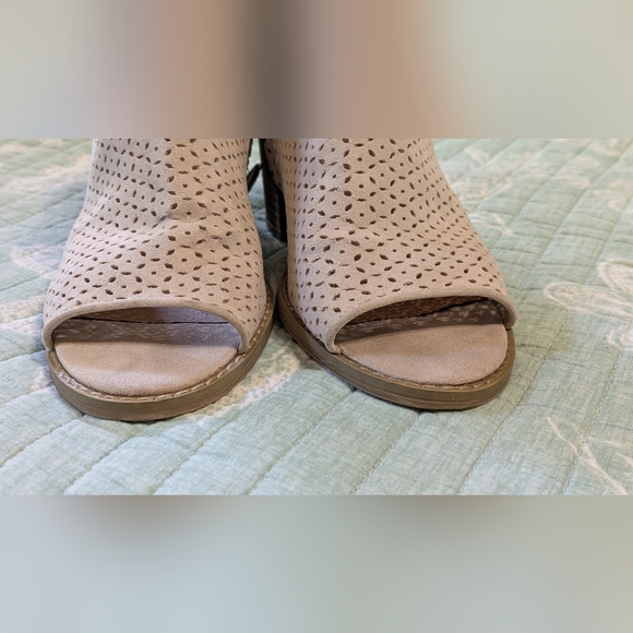 Dolce Vita Perforated Peep-Toe Shoes with side zipper. Little use. Size 8 - Picture 7 of 8